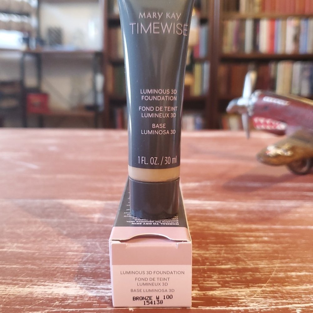 Bronze W 100 (Warm)  Mary Kay  Luminous 3D Foundation - Normal to Dry  Timewise
